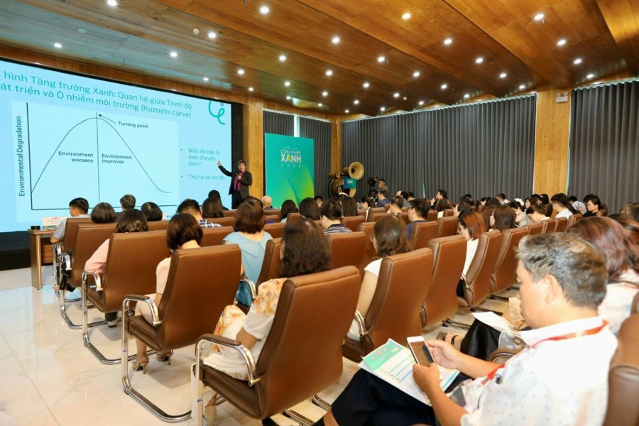 “该活动吸引了经济专家，政府机构和企业的代表的参与。