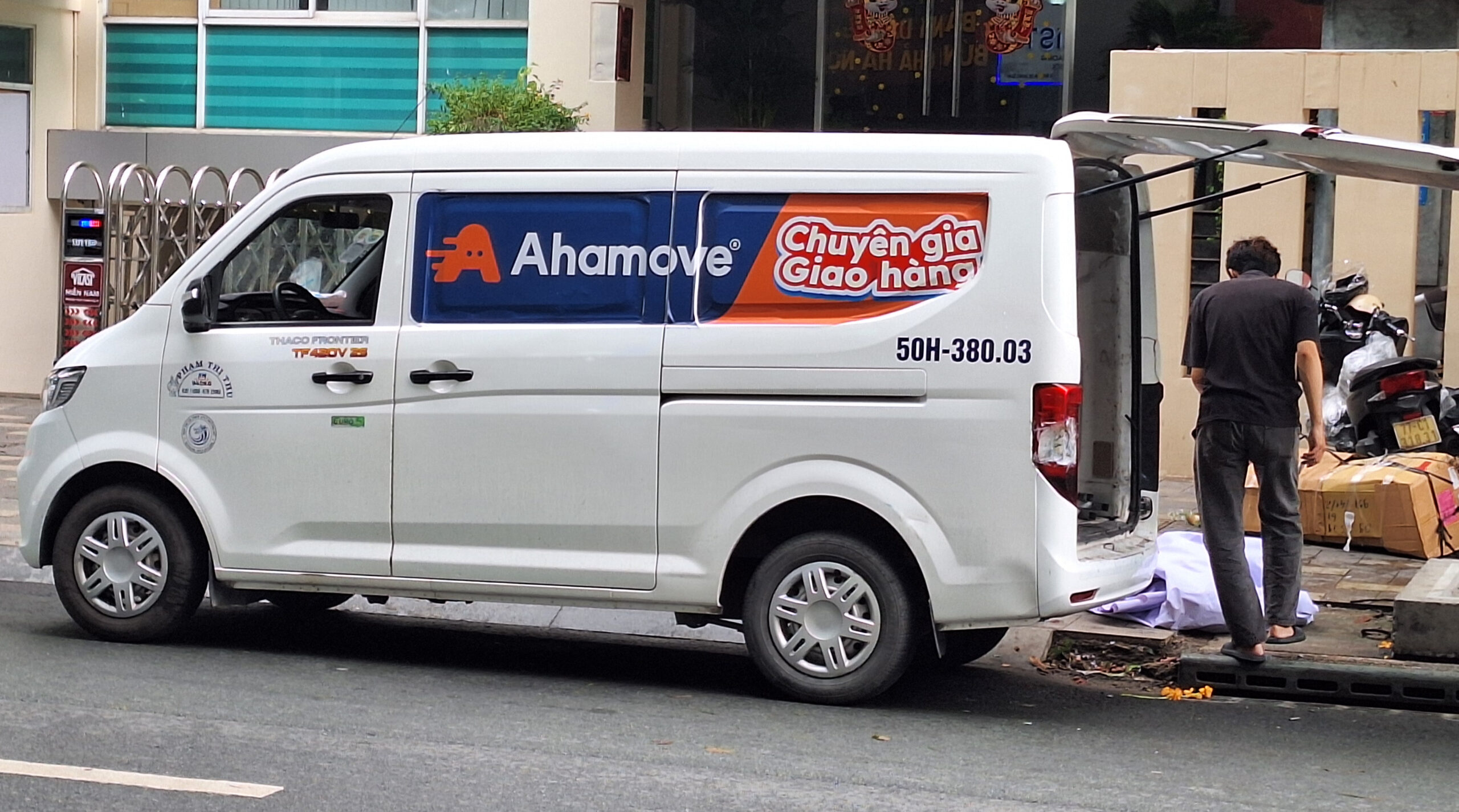 一名送货司机在越南胡志明市装载 Aha Move 送货车。