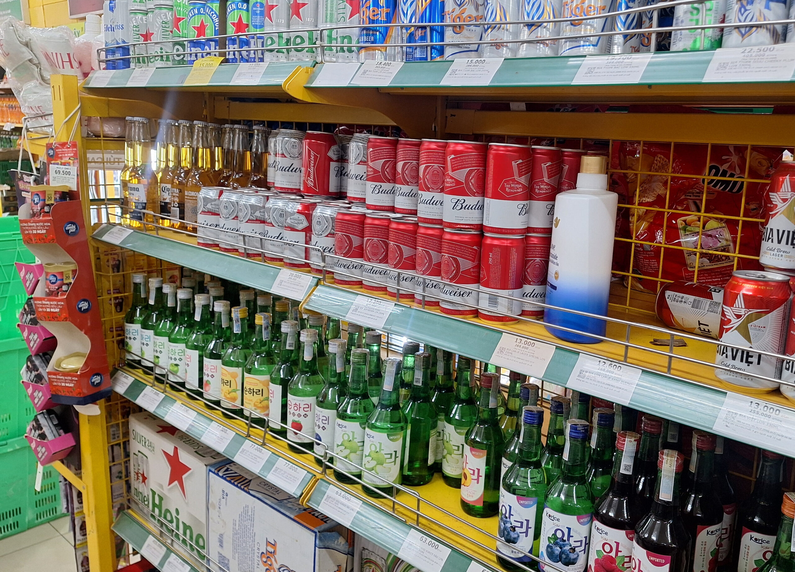 越南胡志明市 Bach Hoa Xanh 超市的啤酒通道。
