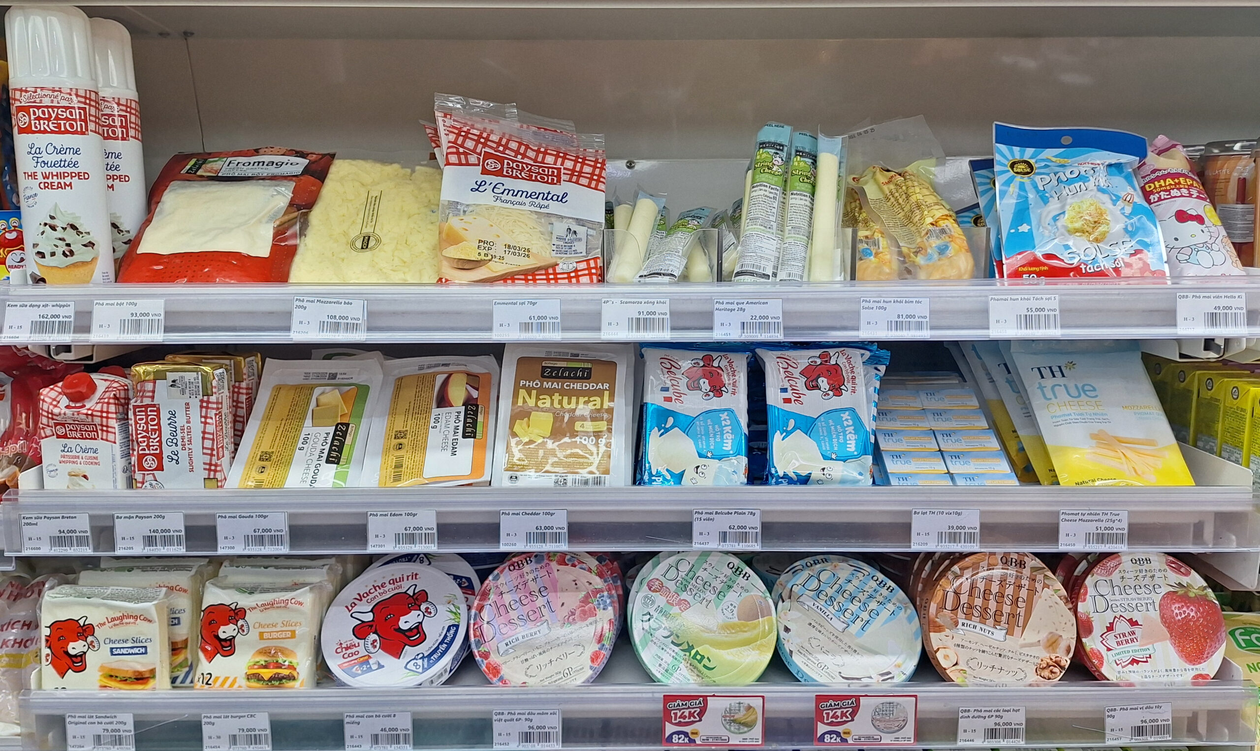 胡志明市 Family Mart 便利店的奶酪区。