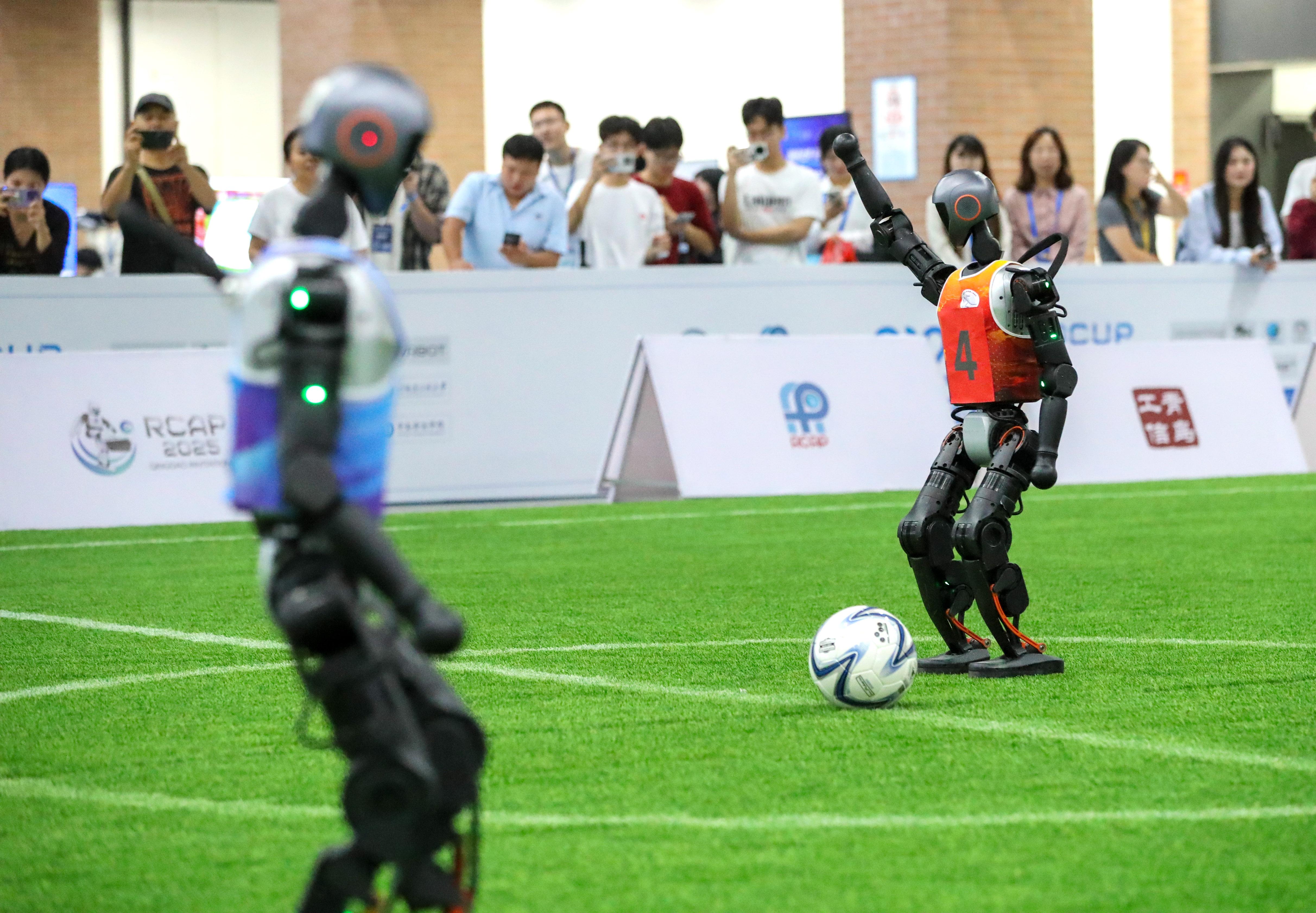 青岛：机器人竞技  赛出未来(图1)