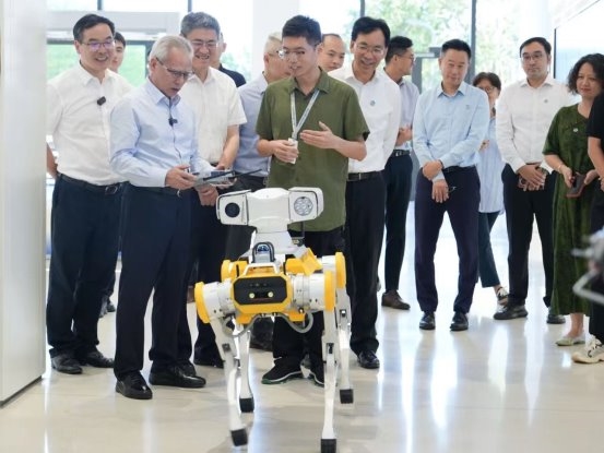 国内首款模块化四足机器人-Apollo  从“白犀”吉尼斯纪录走来，引领行业进入“定制化时代”(图7)