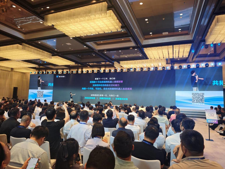 智元机器人灵创平台发布:机器人动作编排难度大幅降低 智元机器人灵创平台发布:机器人动作编排难度大幅降低(图2)