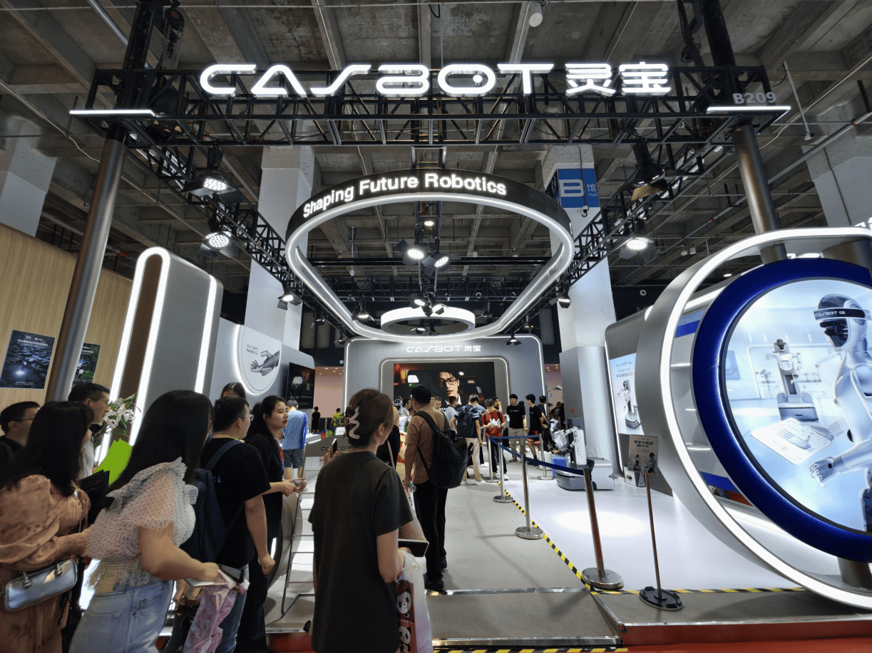 WRC 2025｜从人形到末端，灵宝CASBOT描绘“共生系统”全景，构筑真实落地的协作蓝本(图1)