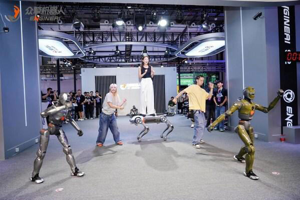 众擎旗下首款重载级全尺寸通用人形机器人T800首次公开亮相 众擎旗下首款重载级全尺寸通用人形机器人T800首次公开亮相(图1)
