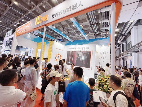 小丽养老机器人绽放健康与温情陪伴 ——来自世界机器人大会报道(图1) 小丽养老机器人绽放健康与温情陪伴 ——来自世界机器人大会报道(图1)