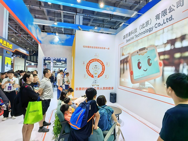 小丽养老机器人绽放健康与温情陪伴 ——来自世界机器人大会报道(图2) 小丽养老机器人绽放健康与温情陪伴 ——来自世界机器人大会报道(图2)