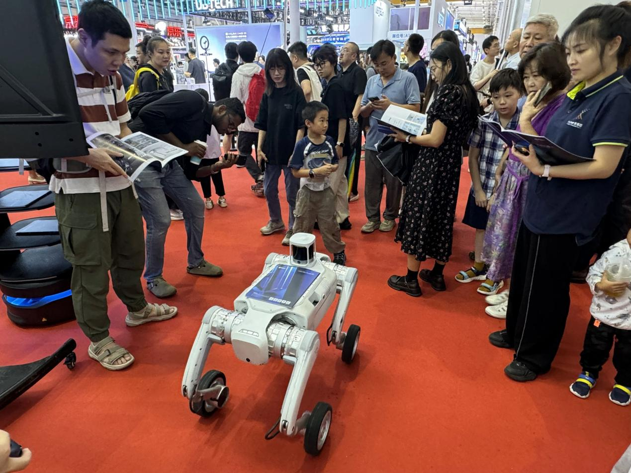 普渡机器人闪耀2025世界机器人大会,全形态具身智能产品矩阵震撼首秀(图3) 普渡机器人闪耀2025世界机器人大会,全形态具身智能产品矩阵震撼首秀(图3)