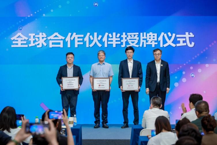 中国联通成为首届世界人形机器人运动会全球合作伙伴(图1) 中国联通成为首届世界人形机器人运动会全球合作伙伴(图1)