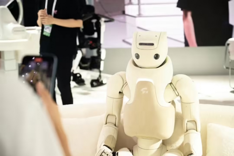 傅利叶首款陪伴机器人 GR-3 发布:全身柔肤软包、可触摸交互,55 个自由度(图1) 傅利叶首款陪伴机器人 GR-3 发布:全身柔肤软包、可触摸交互,55 个自由度(图1)