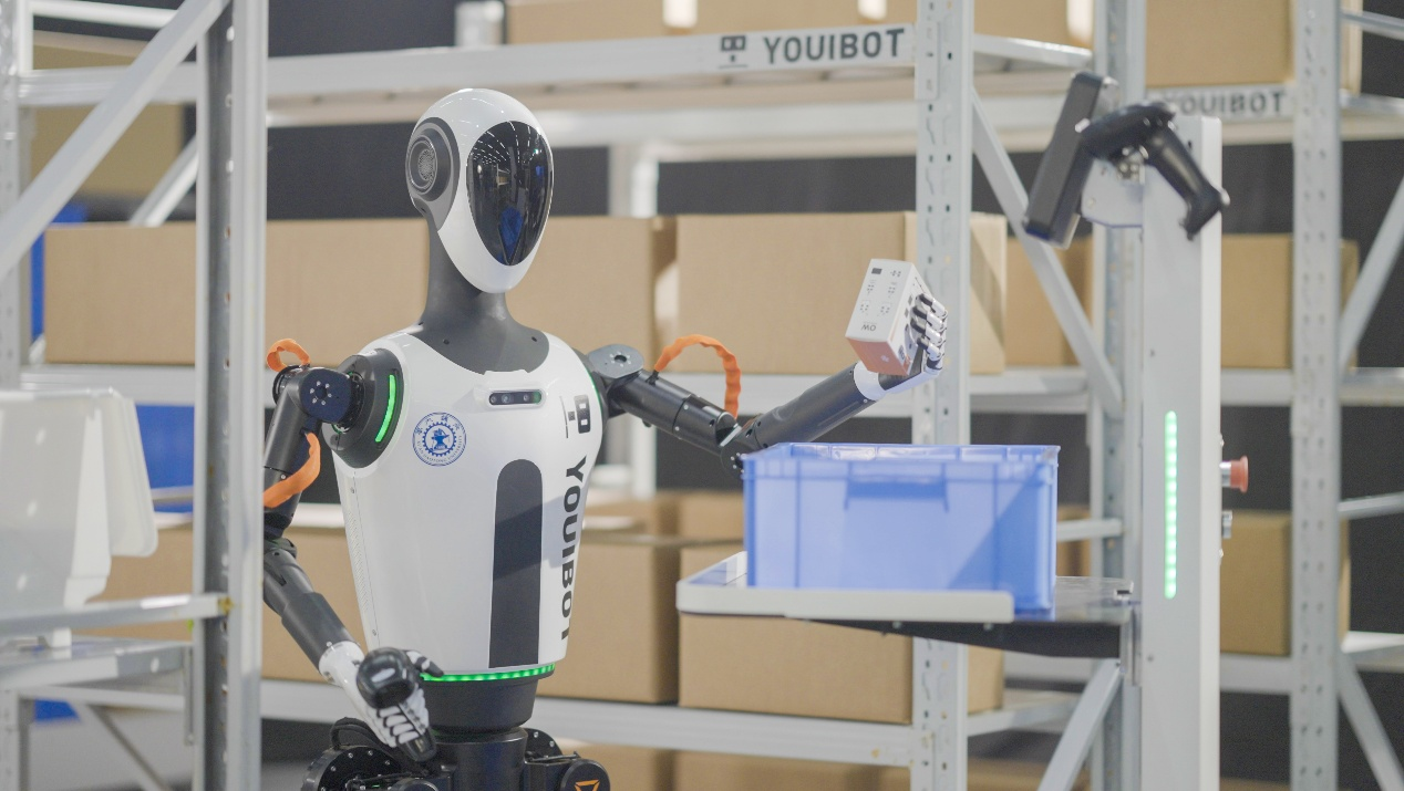 人形机器人凌枢全球首发:工业具身智能迈入跨场景集群作业时代(图2) 人形机器人凌枢全球首发:工业具身智能迈入跨场景集群作业时代(图2)