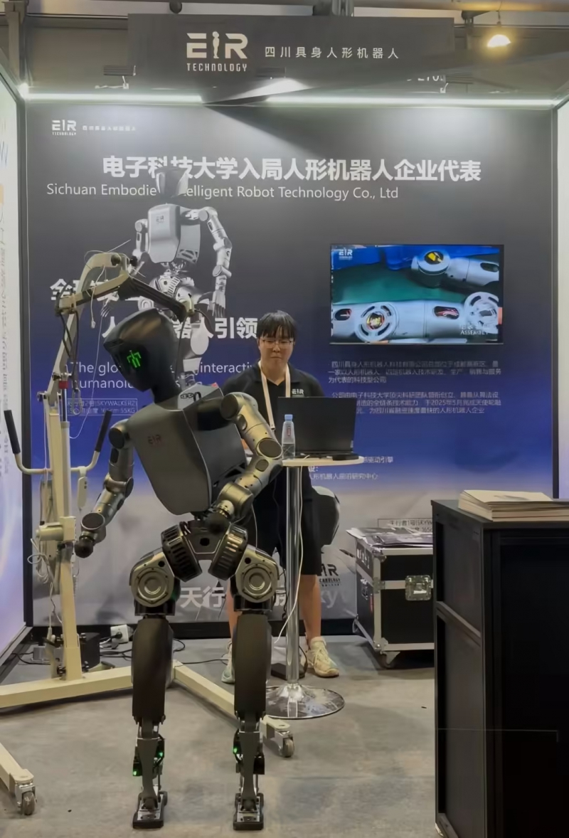 四川造“天行者 2 号”人形机器人亮相:身高 165cm,全身 55 个自由度(图1) 四川造“天行者 2 号”人形机器人亮相:身高 165cm,全身 55 个自由度(图1)