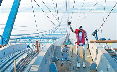 国产人形机器人走上全球最长猫道 国产人形机器人走上全球最长猫道(图1)