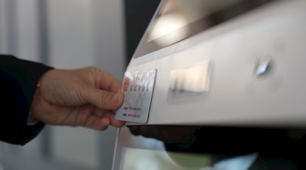 智能机器人亮相高铁站:简直全能(图4) 智能机器人亮相高铁站:简直全能(图4)