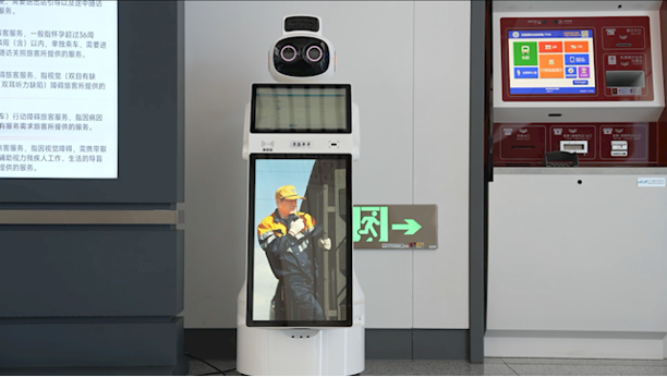 智能机器人亮相高铁站:简直全能(图1) 智能机器人亮相高铁站:简直全能(图1)