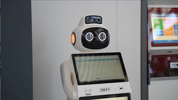 智能机器人亮相高铁站:简直全能(图2) 智能机器人亮相高铁站:简直全能(图2)