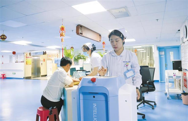 智能机器人“上岗”了(图1) 智能机器人“上岗”了(图1)