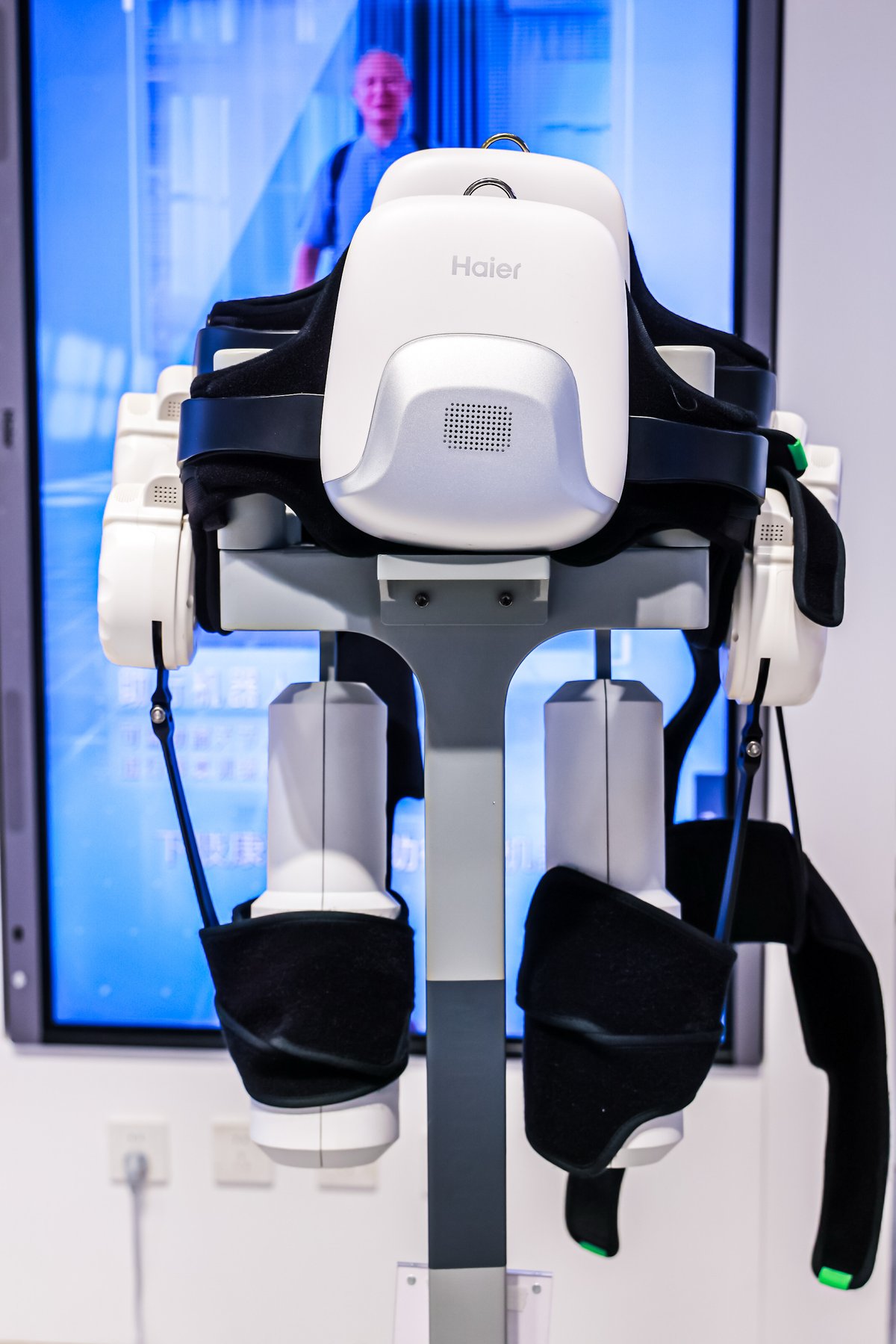 上市首发即告罄!海尔AI运动外骨骼机器人为何如此受用户追捧?(图2) 上市首发即告罄!海尔AI运动外骨骼机器人为何如此受用户追捧?(图2)