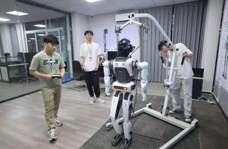 蚌埠广鼎科技人形机器人惊艳亮相(图1) 蚌埠广鼎科技人形机器人惊艳亮相(图1)