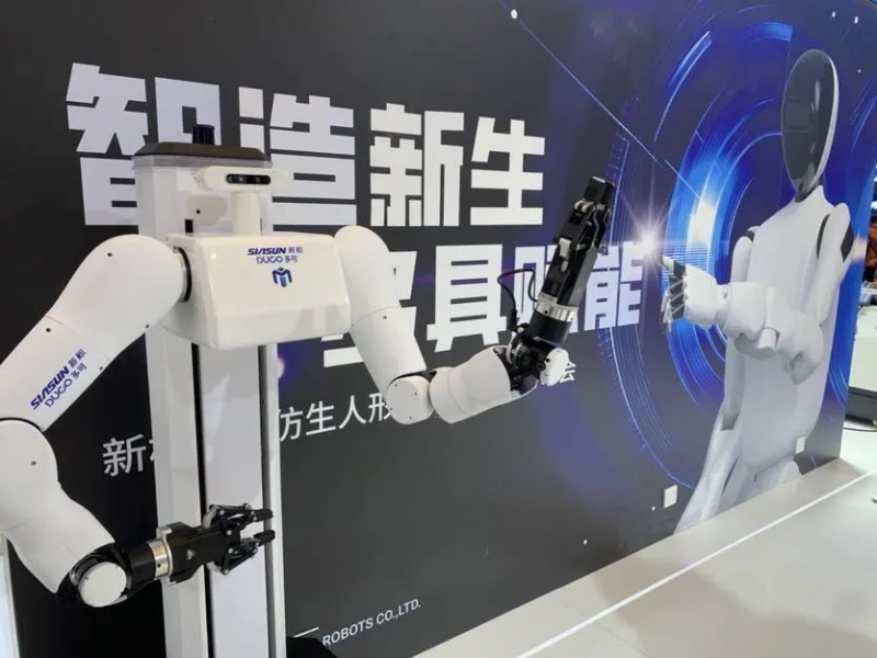 人形机器人正加速“跑进”工厂!浦东机器人产品、场景持续上新(图2) 人形机器人正加速“跑进”工厂!浦东机器人产品、场景持续上新(图2)