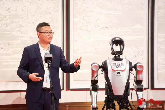 乐聚、中国移动、华为联手！业界首款5G-A具身智能机器人惊艳亮相MWC上海(图3)