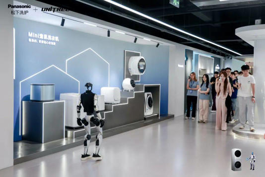 松下“松松”机器人导购登场，家电零售步入人机共生新时代(图4)