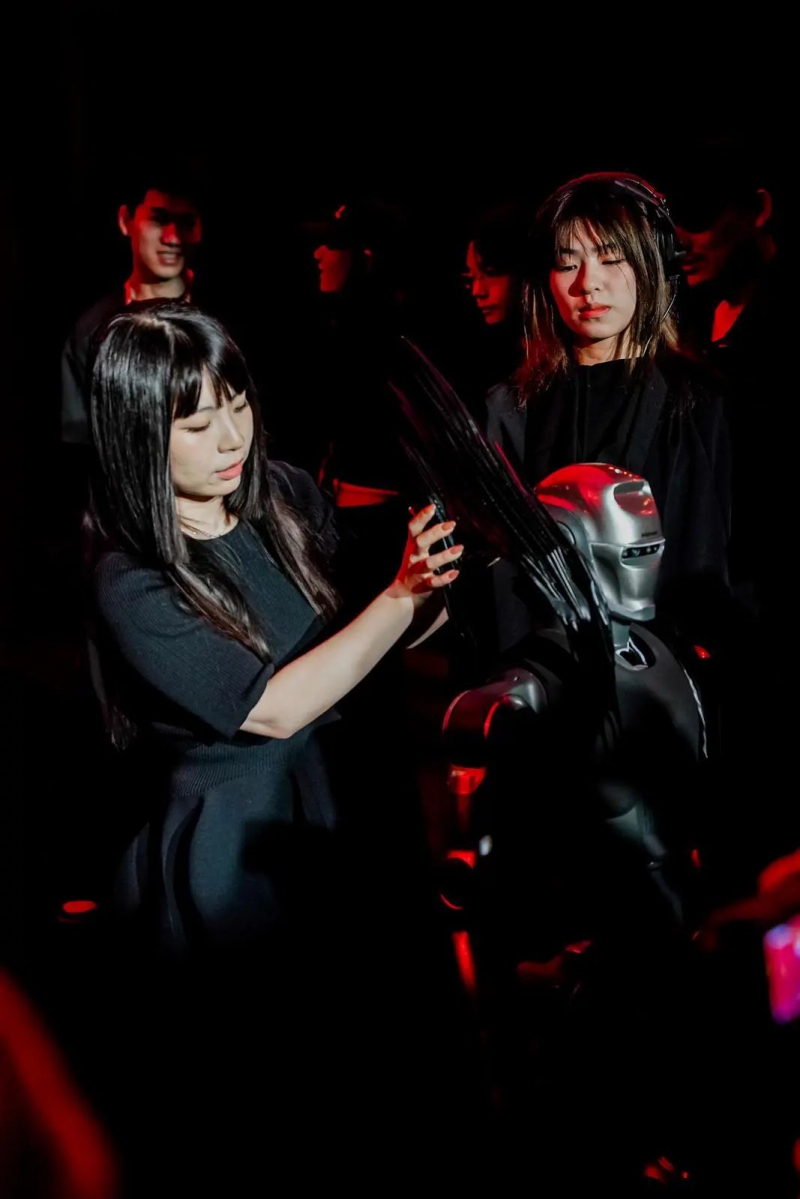 深圳人形机器人“超模”首秀濮院(图3)