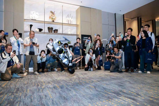 松延动力生态战略启动,新仿生机器人“小诺”惊艳亮相!(图2) 松延动力生态战略启动,新仿生机器人“小诺”惊艳亮相!(图2)