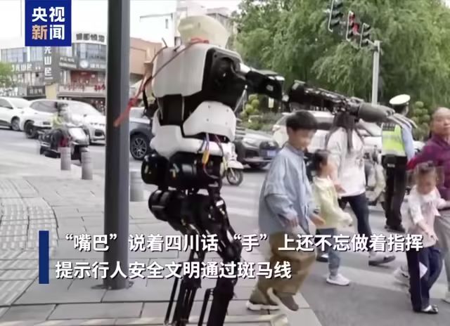 “夸父”机器人上岗四川绵阳：担任早晚高峰交通文明劝导员、能说一口流利四川话(图1)