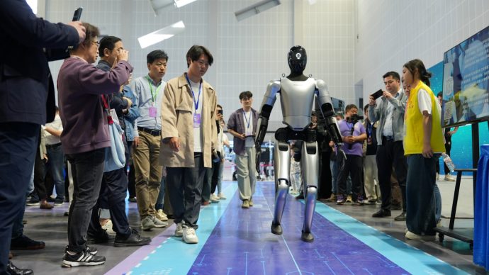 数十台人形机器人即将上岗 魔法原子携手无锡政府加速 “千景共创计划”(图1) 数十台人形机器人即将上岗 魔法原子携手无锡政府加速 “千景共创计划”(图1)