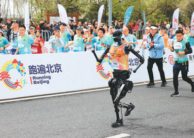 酷！人形机器人选手跑马拉松(图1)