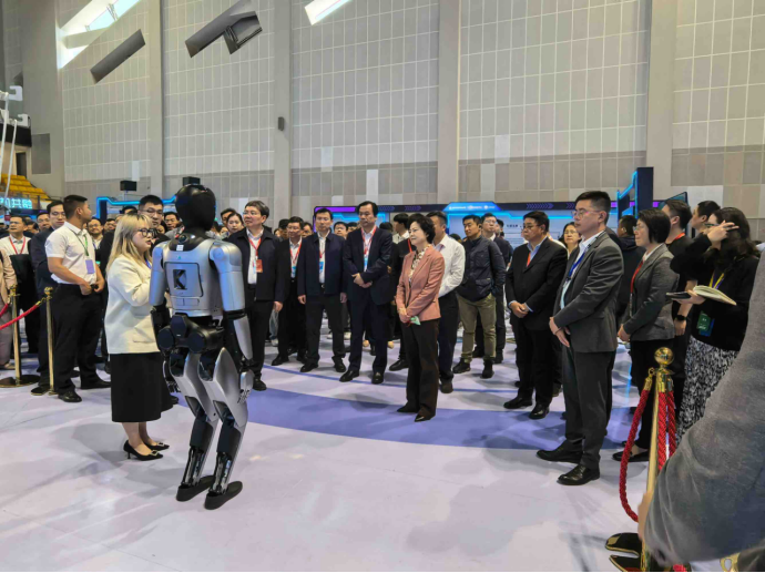 数十台人形机器人即将上岗 魔法原子携手无锡政府加速 “千景共创计划”(图3) 数十台人形机器人即将上岗 魔法原子携手无锡政府加速 “千景共创计划”(图3)