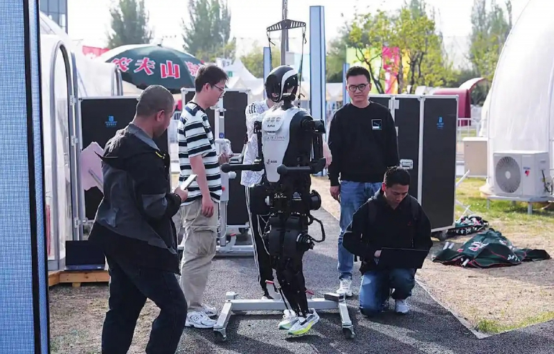 全球首个人形机器人半马4月19日开跑 机器人“跑团”备战正酣(图1) 全球首个人形机器人半马4月19日开跑 机器人“跑团”备战正酣(图1)