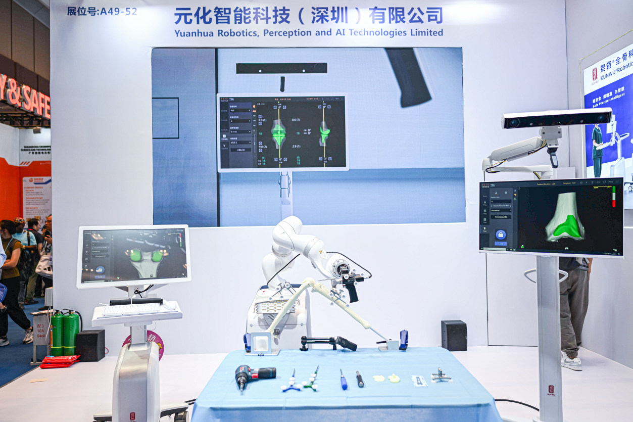 广交会上的“移动手术室 ”元化智能全骨科手术机器人受追棒(图2)