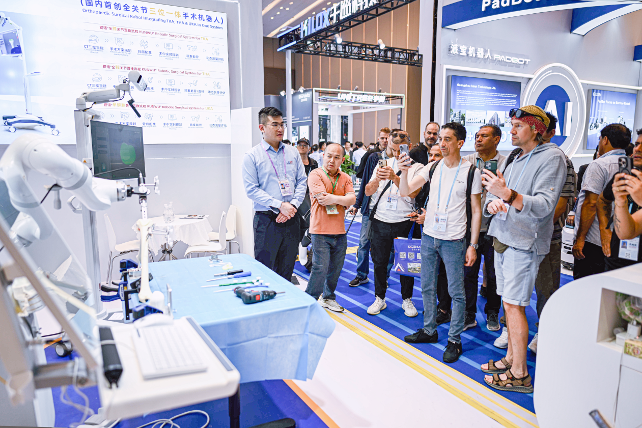 广交会上的“移动手术室 ”元化智能全骨科手术机器人受追棒(图4)