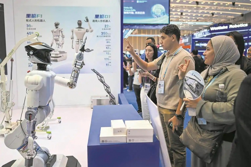 闪耀服务机器人专区 粤字号机器人显“神通”(图1) 闪耀服务机器人专区 粤字号机器人显“神通”(图1)