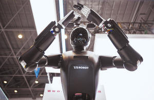 消博会上的“机器人总动员” 消博会上的“机器人总动员”(图2)