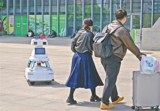 安防巡逻机器人上岗 安防巡逻机器人上岗(图1)