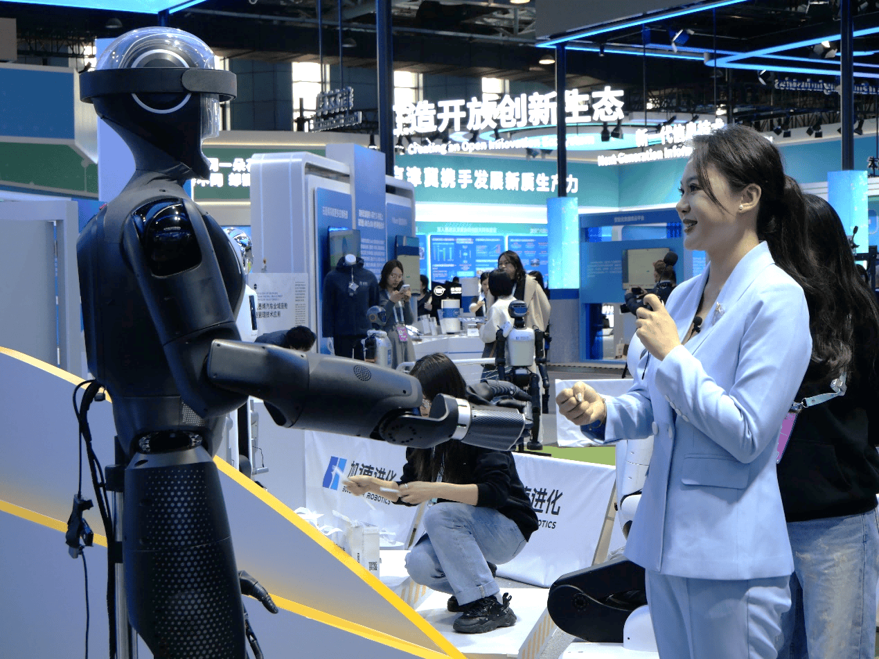 灵宝CASBOT机器人“持证上岗”，助力2025中关村论坛科技之春(图6)