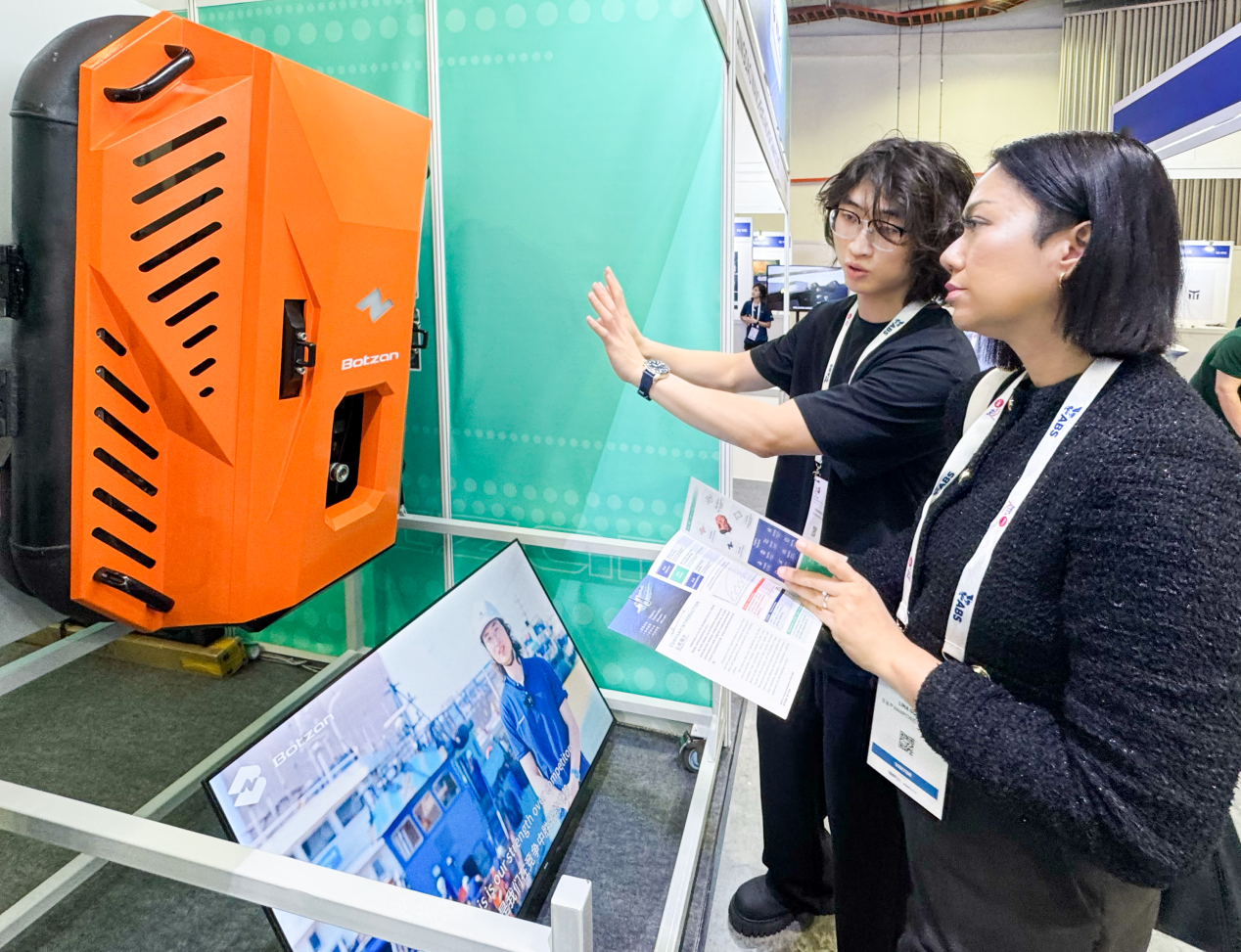 中国AI+！自主研发船体清洁机器人亮相全球(图1)