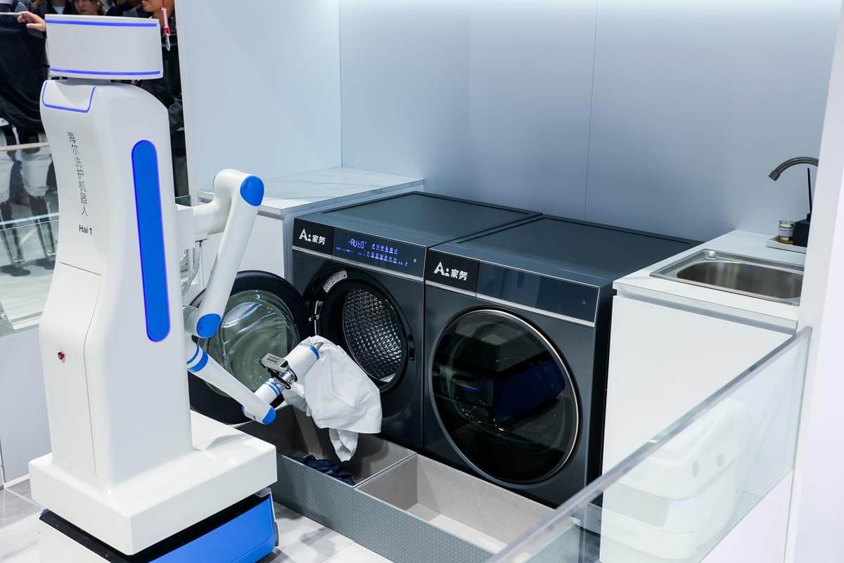 2025AWE:海尔机器人家庭端场景应用首亮相,让AI赋能美好生活(图2) 2025AWE:海尔机器人家庭端场景应用首亮相,让AI赋能美好生活(图2)