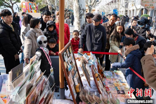浙江杭州：机器人在西湖畔“就业”(图2)