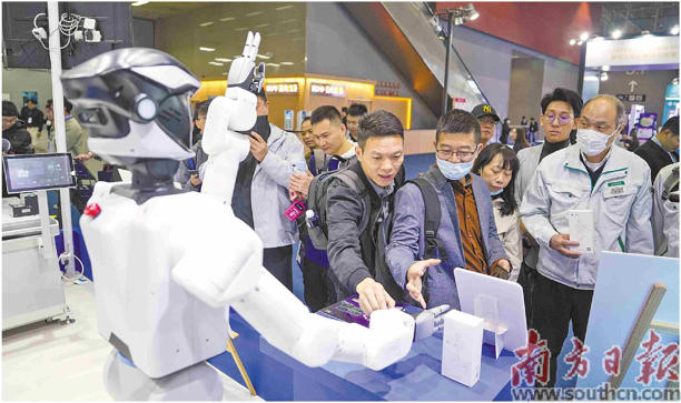 粤产人形机器人热情迎客(图1)