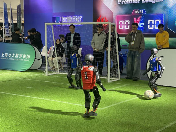 踢球遛狗搬重物……这届GDC大会，人形机器人有多吸睛？(图2)