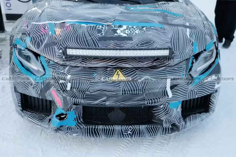 法拉利首款电动车原型充电实拍，剑指跨界市场(图1)