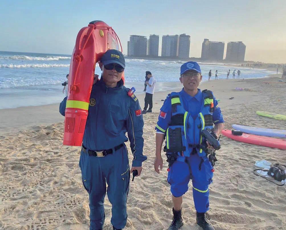 海南万宁：机器人和冲浪教练联手救起落水者(图1)