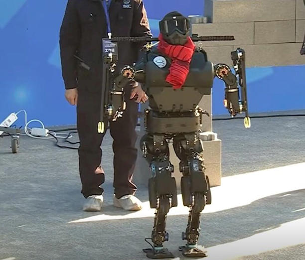 65公斤机器人被推倒后能自行爬起来：适用于消防救援(图1)