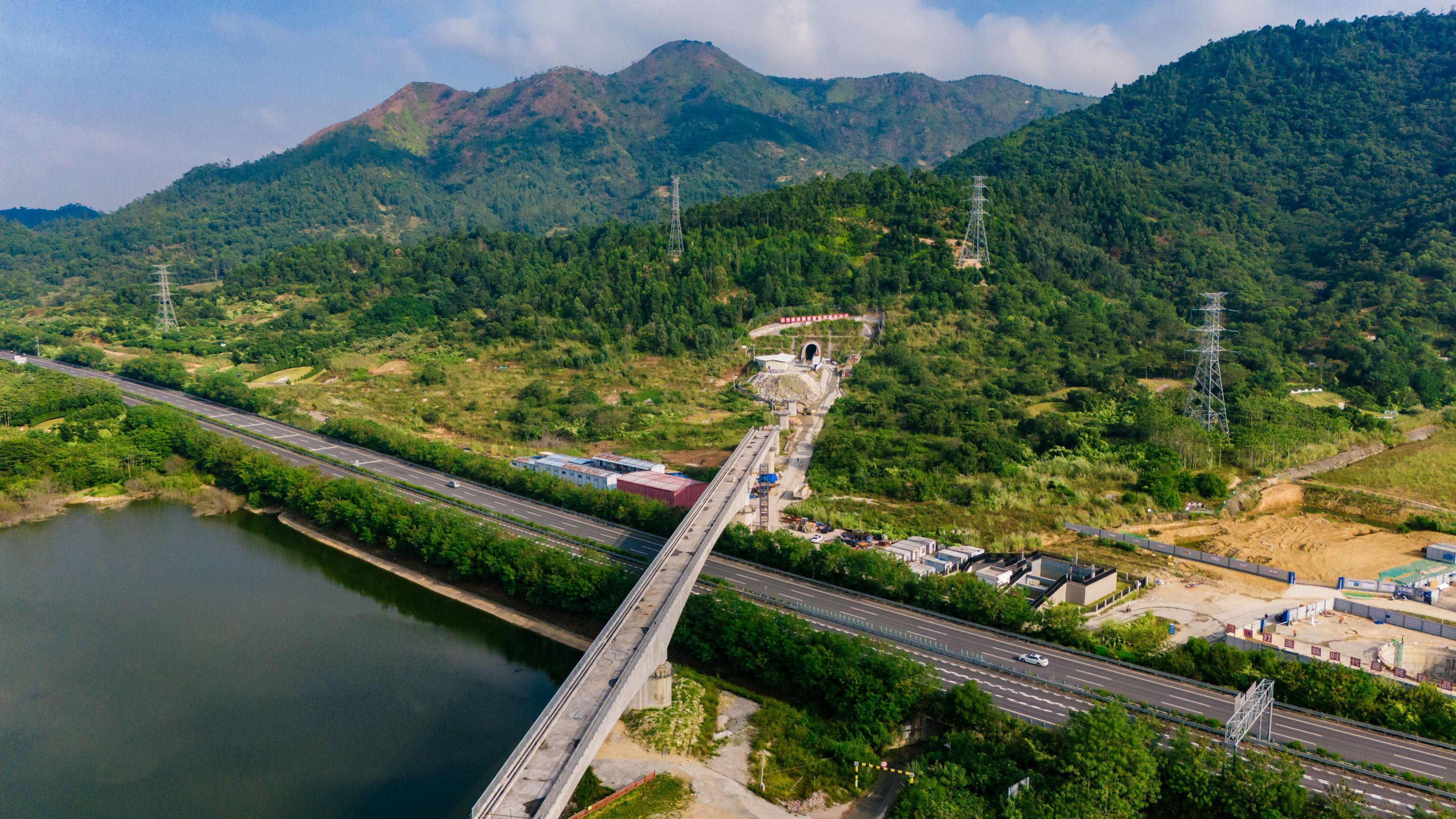 揭惠铁路新锡隧道贯通(图1)