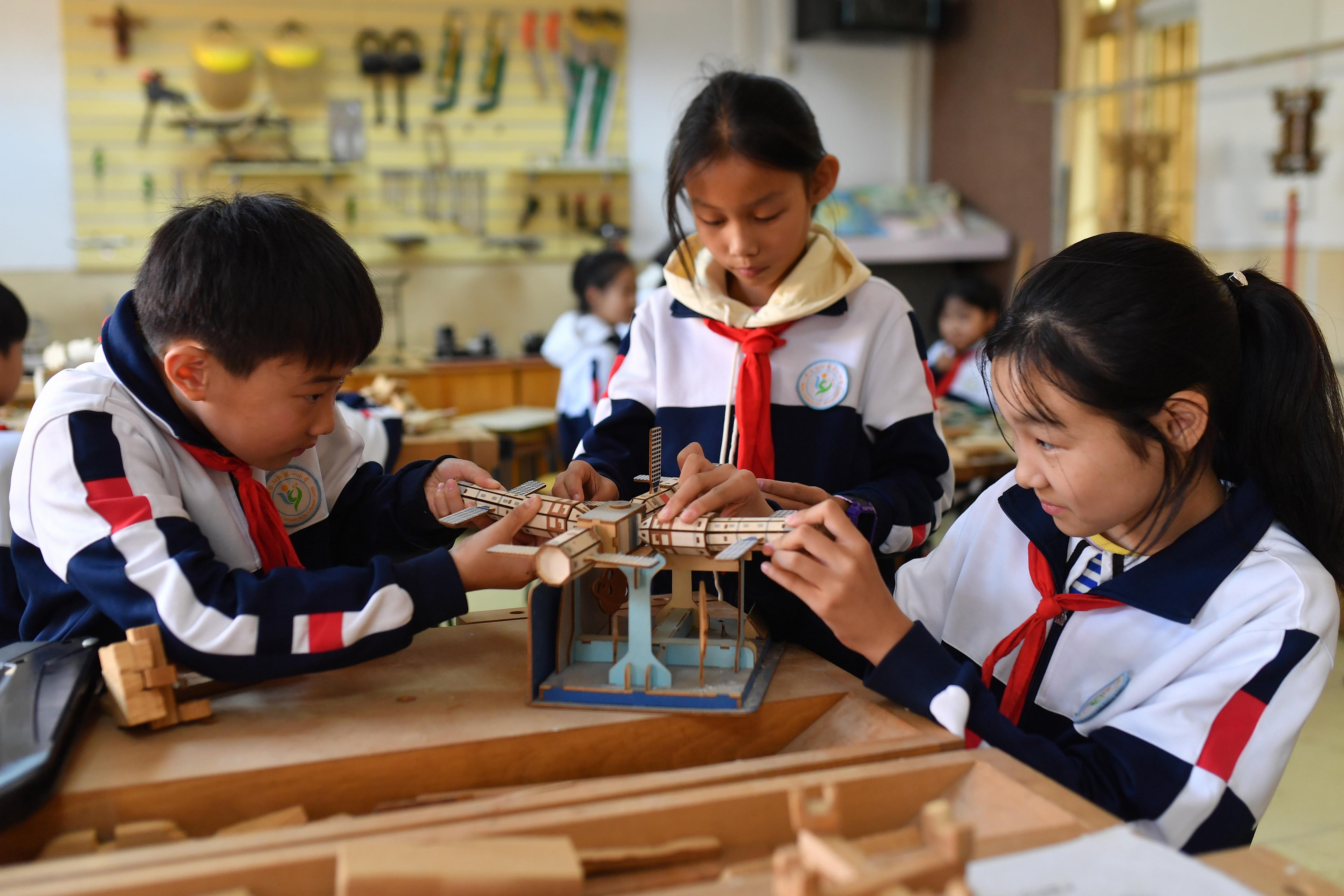 青岛：科普课堂“点亮”科学梦想(图2)