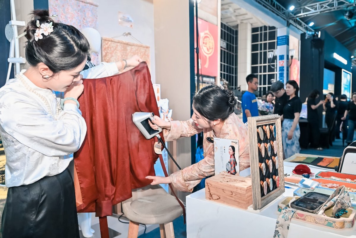 专业级丝绸护理体验，卡萨帝铂金智能熨烫机发布闪耀登场(图4)